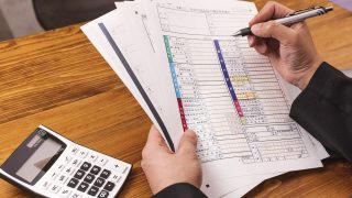 白色申告と青色申告の違いとは？それぞれのメリット・デメリットをわかりやすく解説